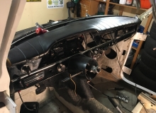 51. Ny instrumentbrädesstoppning limmas på plats