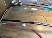 53. Ny framruta monteras i gummi- och kromlisten