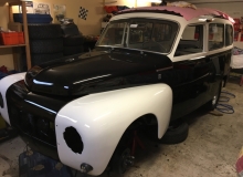 54. Framrutan på plats liksom framskärmar, front och huv