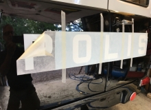 55. POLIS-dekalerna monteras och förevigas av möntören.