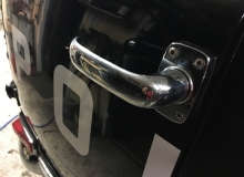 56. Det polisunika handtaget på vänster bakdörr nygjutet och kromat