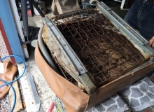 60. Den gamla klädseln på framstolarna krängs av