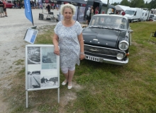 Det _f.d. Kapitänolycksoffret_ Britt-Marie Dalgärde vid bilen som krockade med hennes pappas bil 1965
