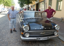 F.d. poliserna Arne Fröding (vä sida) och Svante Sundström bredvid sin gamla tjänstebil