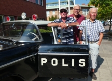 Fr v K-G Andersson, Svante Sundström och Arne Fröding poserar framför sin f.d. tjänstebil utanför Ludvika polisstation