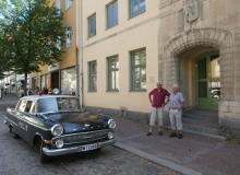 Kapitänen, Svante Sundström och Arne Fröding framför Ludvikas huset som var polisstation i Ludvika när Kapitänen fanns där.