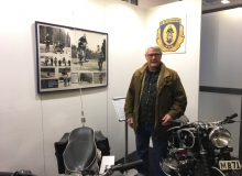 Besökaren i montern Stefan Lodesten framför tavlan där han står som instruktör vid vippbrädan under en gammal mc-kurs.