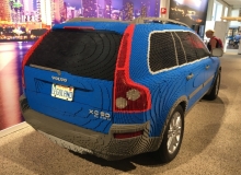En Volvo XC 90 i naturlig storlek gjord av 201 076 Legobitar