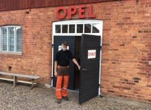 Välkomna in säger Inge Andersson vid sitt unika Opelmuseum
